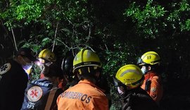 Homem fica preso às ferragens após veículo tombar, em Arapiraca