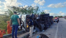 Em AL, carreta tomba e motorista morre esmagado pelo veículo