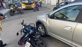 Motociclista envolvido em acidente em frente a UPA do Benedito Bentes é socorrido