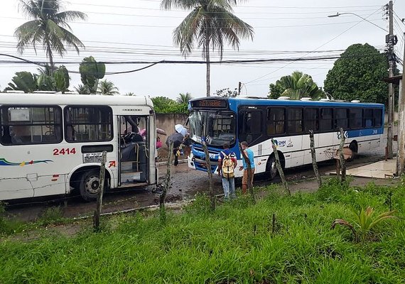 Colisão entre dois ônibus deixa ao menos duas pessoas feridas no Rio Novo