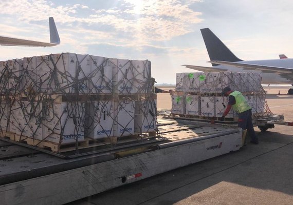 Brasil recebeu hoje (9) quase 2 milhões de doses da Pfizer
