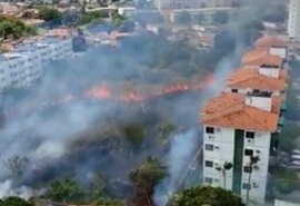 Bombeiros são acionados para controlar incêndio em terreno baldio no Poço