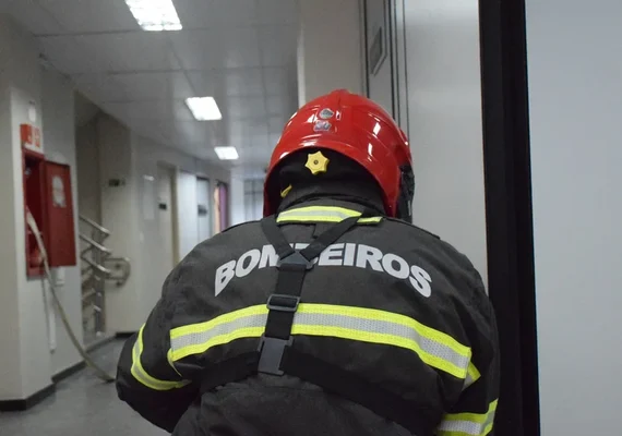 Bombeiros resgatam pessoa presa em elevador no Centro de Maceió