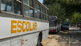 Motoristas escolares da rede estadual fazem protesto por atraso nos salários