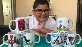 Família vende canecas com desenhos feitos por menino com doença rara em AL