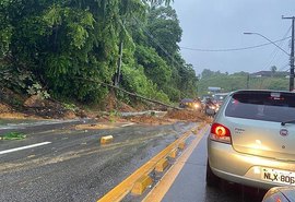 Deslizamento de terra bloqueia trânsito na Avenida Leste-Oeste
