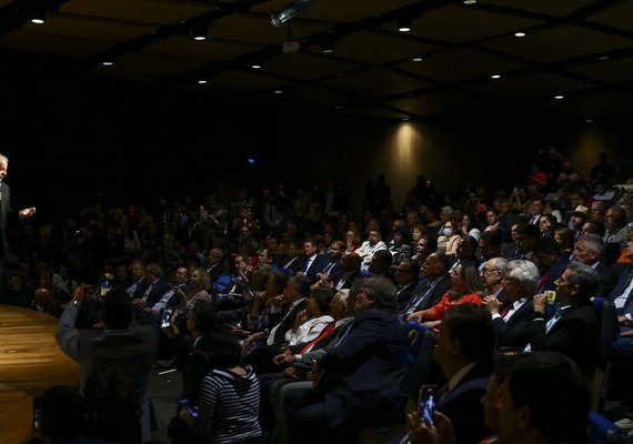 Em encontro com parlamentares, Lula diz que irá governar 'para todos'