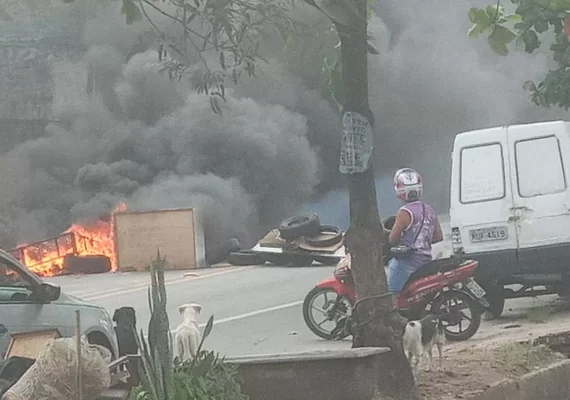 Protesto fecha Avenida Senador Rui Palmeira, em Maceió