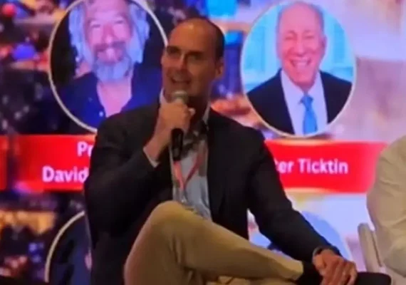 Eduardo Bolsonaro define 'Dark Horse' como ''pesadelo para a esquerda''