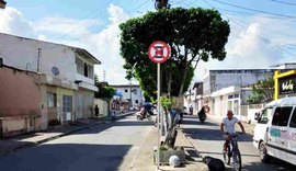 Placa colocada de cabeça para baixo confunde motoristas em União dos Palmares