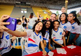 Governador reúne 500 estudantes da rede estadual em festa com pizza, e destaca investimentos na educação