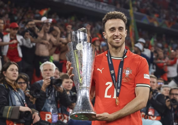 Diogo Jota, atacante do Liverpool, morre em acidente de carro