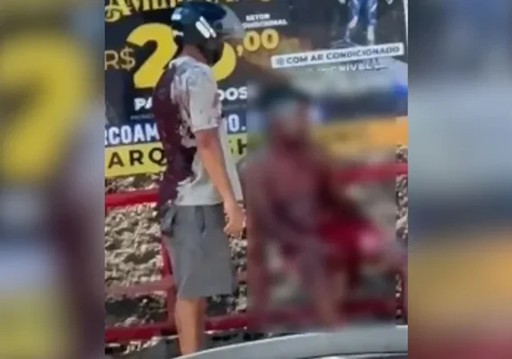 Homem espera por socorro em ponto de ônibus após ser esfaqueado