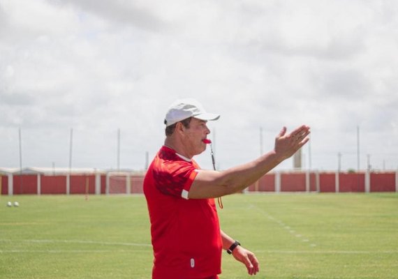 Roberto Fernandes testa positivo para a Covid-19