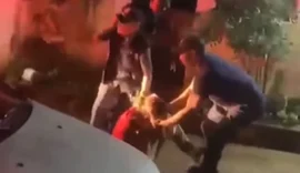 Quatro guardas são afastados após vídeo mostrar homem sendo chutado e golpeado com cassetete