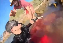 Jovem se filma depois de ser atacado por tubarão; veja o vídeo