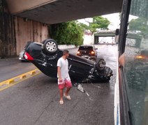 Carro capota após bater em mureta de proteção em avenida de Maceió