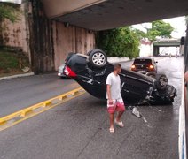 Carro capota após bater em mureta de proteção em avenida de Maceió