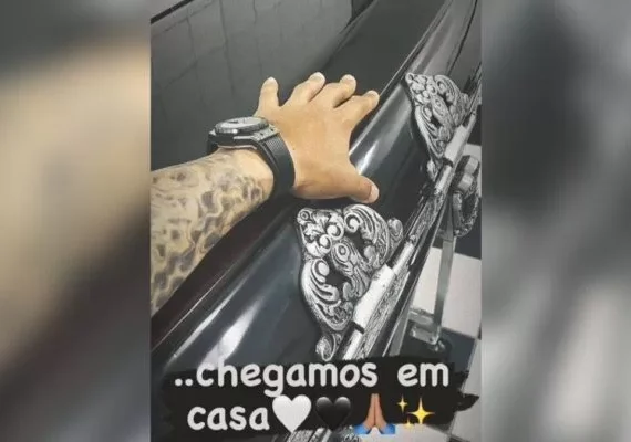 Filho de Pelé publica foto do caixão na Vila Belmiro: “Chegamos em casa”
