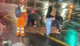 Caixão cai de carro funerário durante transporte na zona leste de São Paulo