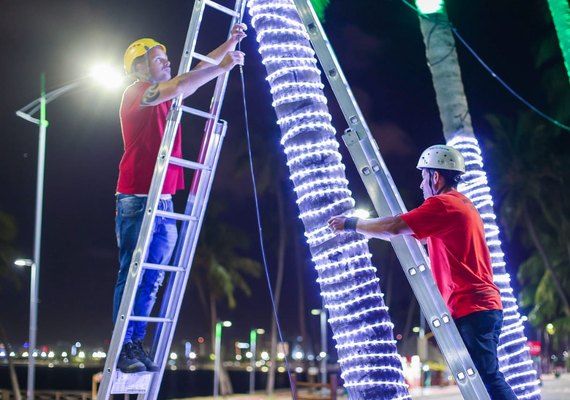 Maceió: prefeitura começa instalação de decorações natalinas em 10 pontos da cidade