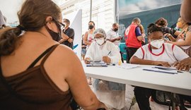 Ônibus da vacina estaciona na Praça Deodoro, nesta quarta (30)