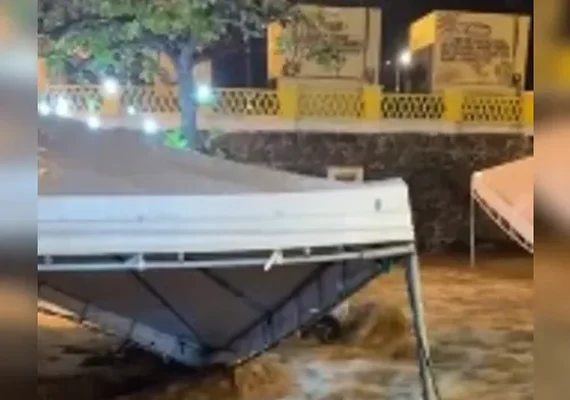 Chuva paralisa turismo e deixa rastro de lama em Piranhas