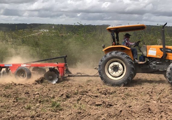Agricultura de Branquinha realiza serviços de preparação de solo para plantio