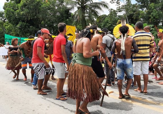 Indígenas voltam a bloquear trechos da BR-101, em Joaquim Gomes