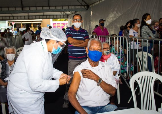 Vacinação de idosos de 85 anos acima em Maceió continua no fim de semana