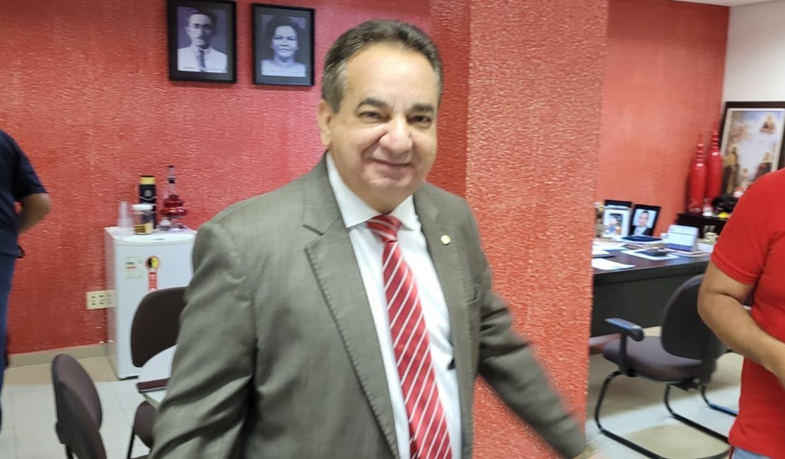 Regateano histórico avança com projeto para conquistar sétimo mandato de deputado