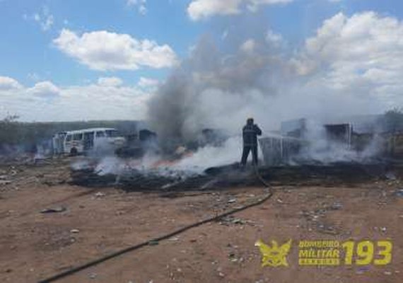 Incêndio atinge depósito de reciclagem em cidade de Alagoas