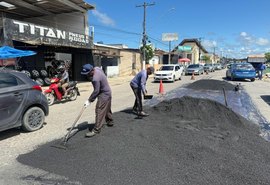 Operação Tapa-Buraco recupera pavimento da Avenida Senador Rui Palmeira