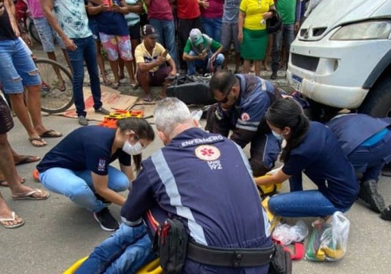 Estudante tenta ultrapassagem, perde controle de motocicleta e colide com dois veículos