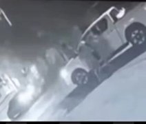Homens roubam carro funerário e largam caixão no caminho; veja vídeo