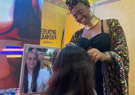Oficina de amarração de turbantes atrai público no estande da Semed na Bienal