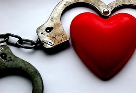 Para ficar com namorado na cadeia, homem faz furtos e ameaça até matar: 'sem ele nada faz sentido'