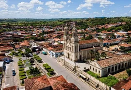 Mulher joga panela de mocotó quente em menor durante discussão