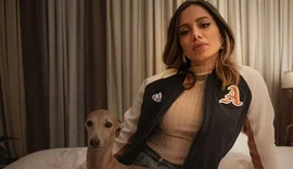 Anitta invade quarto de Pedro Sampaio e namorado nos EUA; veja o vídeo