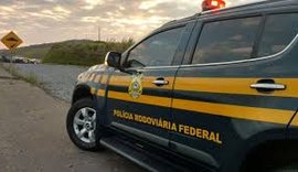 Acidente entre motocicleta, caminhão e viatura resulta em incêndio e vítima grave