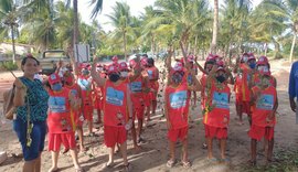 Crianças fazem replantio em área do Bandeira Azul