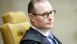 Zanin exige dados de celular e rebate Mendonça sobre ação no STF