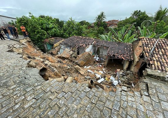 Bebê que ficou soterrada em Rio Largo está em estado grave, diz HGE