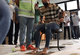 Firmino é homenageado em Alagoas e deixa marca dos pés no Hall da Fama do Rei Pelé
