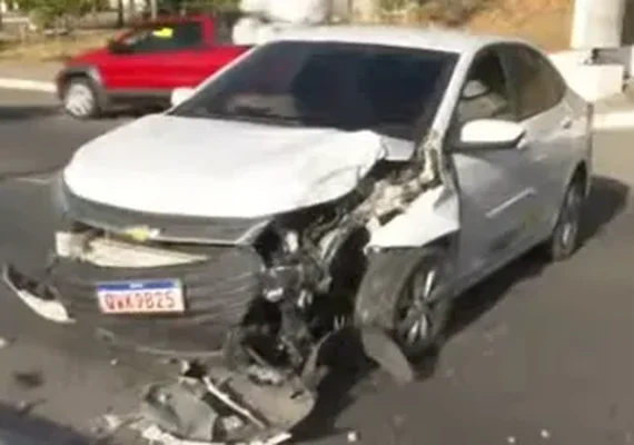 Táxi colide com poste e causa bloqueio parcial em Jacarecica