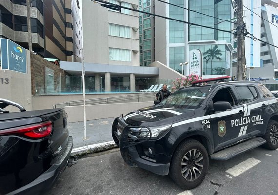 Foragido da Justiça é preso em hotel na Pajuçara após denúncia de funcionária