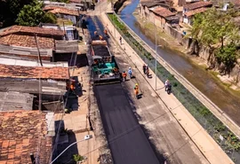 Pavimentação avança na via principal do Vale do Reginaldo e já alcança 1,2 km