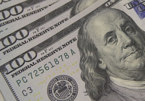 Dólar sobe 4% e fecha a R$ 4,80 em dia de tensão externa e interna