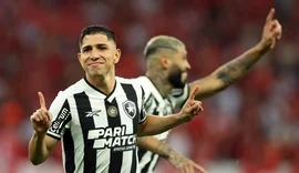 Botafogo derrota Inter e joga por um empate para ser campeão domingo