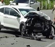VÍDEO: Acidente deixa carro totalmente destruído em Passo de Camaragibe